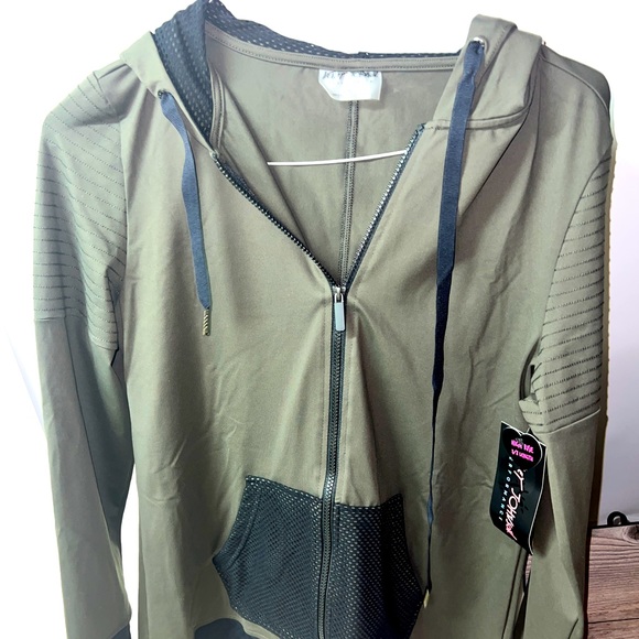 Betsey Johnson Jackets & Blazers - Betsey Johnson women’s size Large Performance Pintuck hooded Jacket olive green